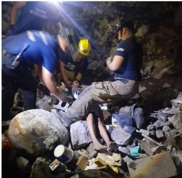 Se arroja mujer de un barranco
