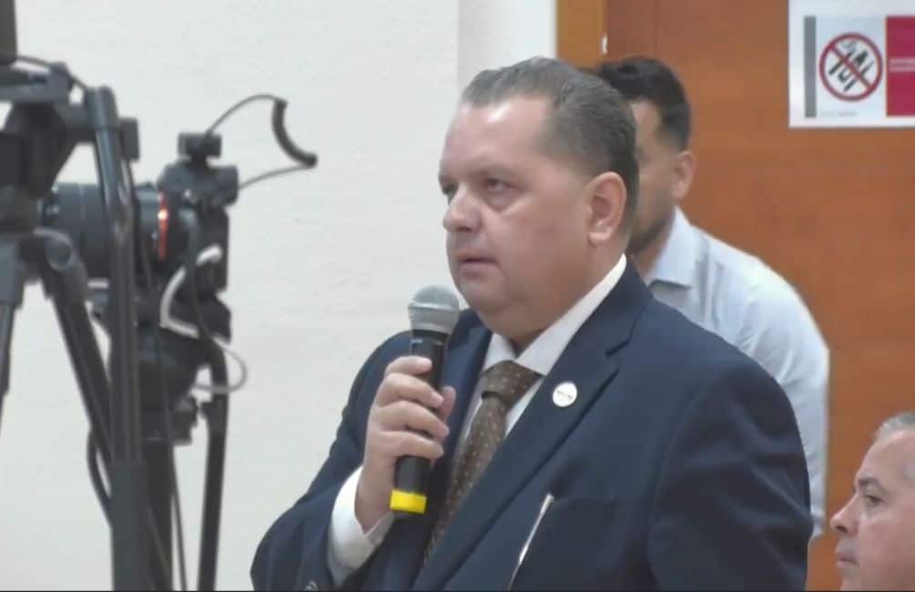 Exige regidor destitución de funcionario por agresión
