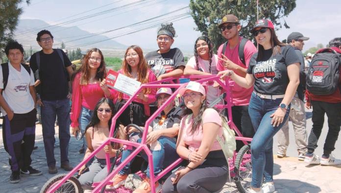 Realizan carrera de vehículos diseñados