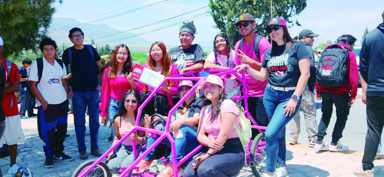 Realizan carrera de vehículos diseñados