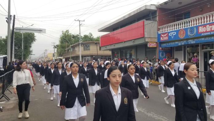 Pocas Familias Asisten al Tradicional Desfile del 5 de Mayo en Ciudad Acuña