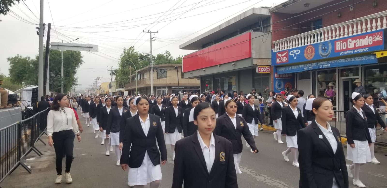 Pocas Familias Asisten al Tradicional Desfile del 5 de Mayo en Ciudad Acuña