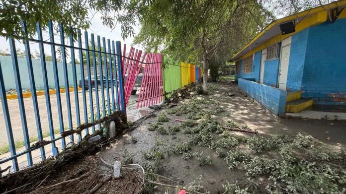 Cae barda en tres escuelas Cae barda en tres escuelas
