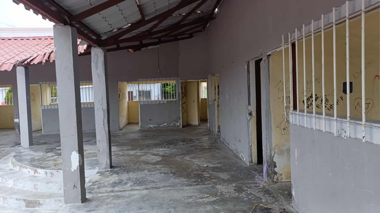 El centro comunitario fue vandalizado en su totalidad desde hace meses.