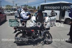 Tumba taxista a panadero de moto