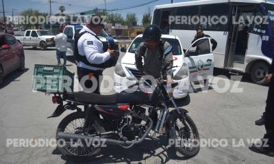 Tumba taxista a panadero de moto