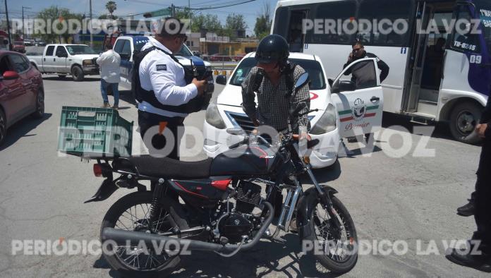 Tumba taxista a panadero de moto