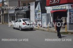 No frena en bordo y se impacta en Aveo