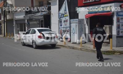 No frena en bordo y se impacta en Aveo