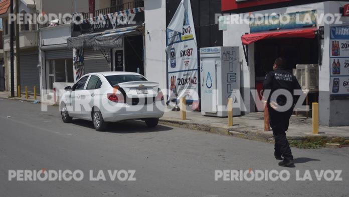 No frena en bordo y se impacta en Aveo