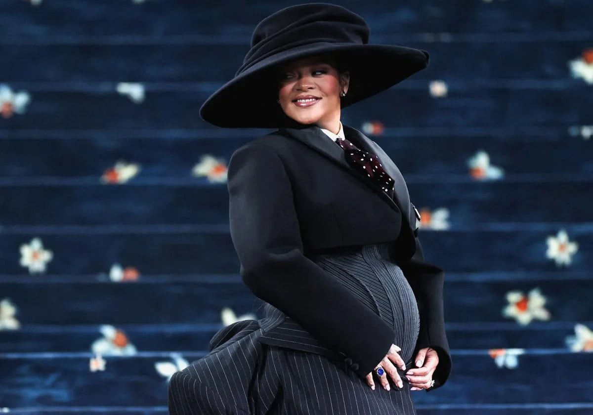 Rihanna anuncia su tercer embarazo en la Met Gala 2025