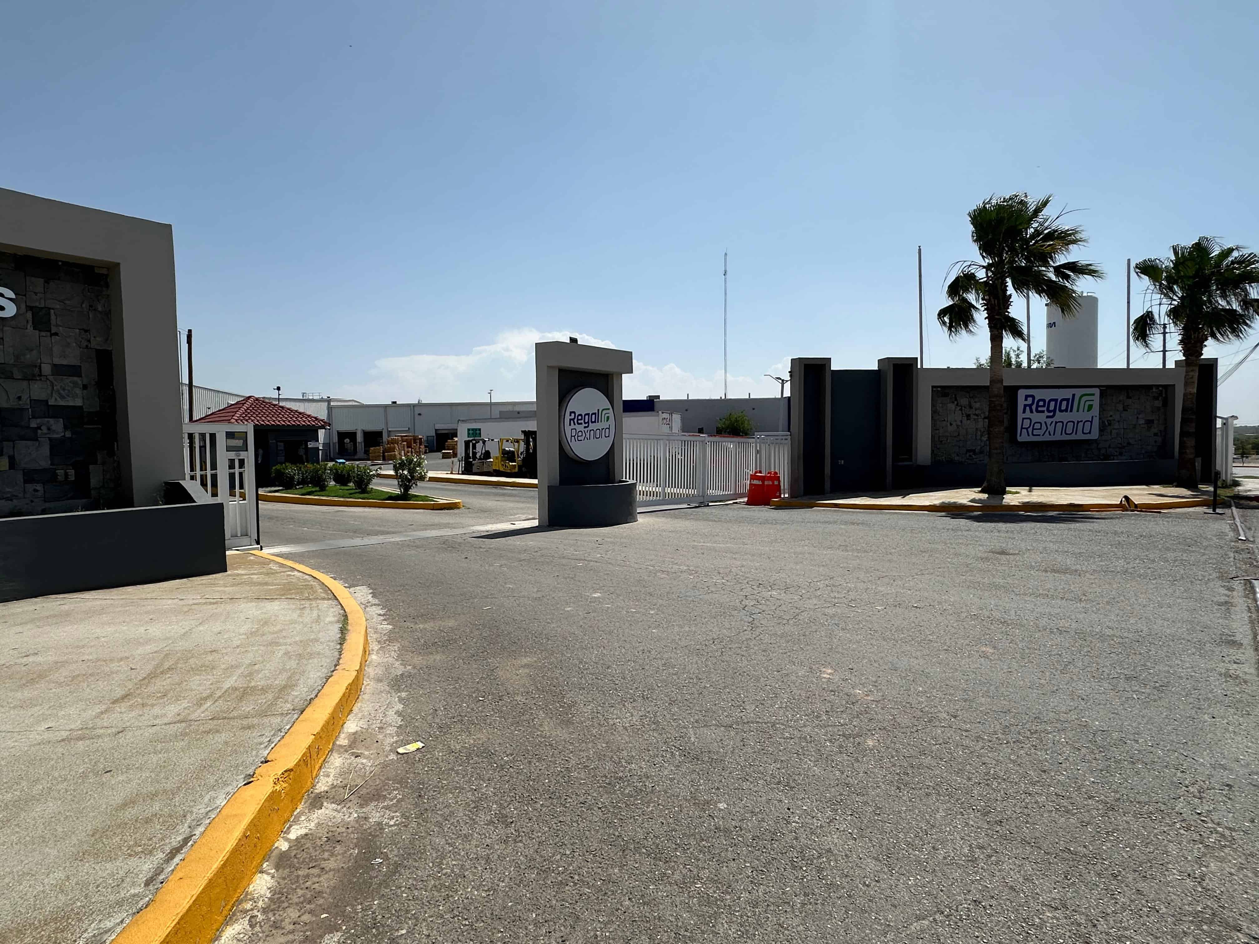 Trabajador colapsa en planta de Regal Rexnord y moviliza cuerpos de emergencia