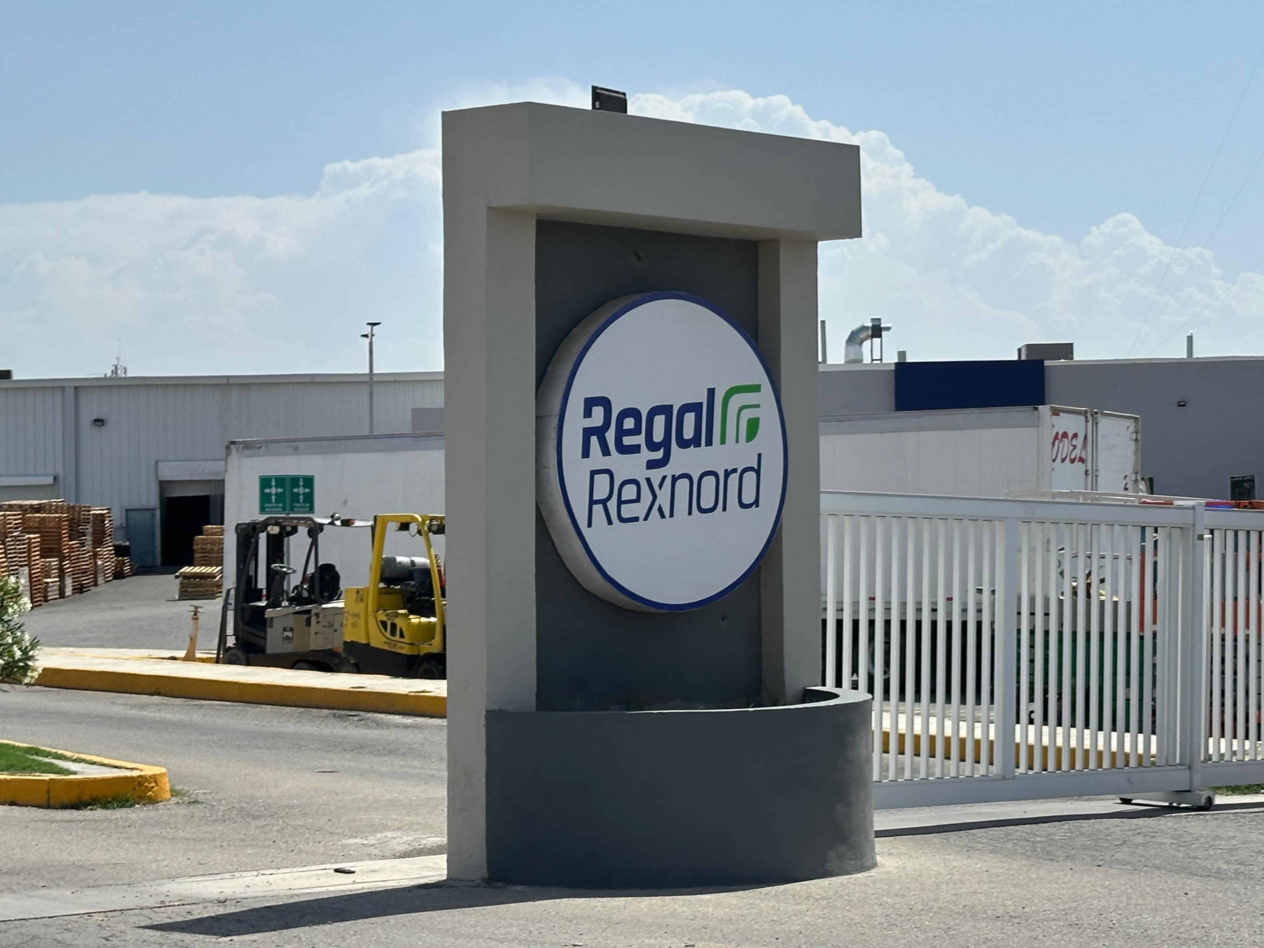 Trabajador colapsa en planta de Regal Rexnord y moviliza cuerpos de emergencia