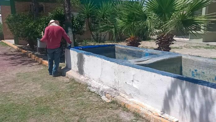 Limpian panteones para el 10 de Mayo