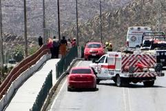 Permanece dos horas colgado de un puente 