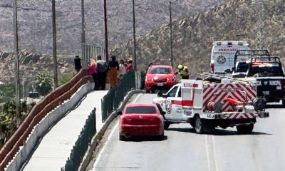 Permanece dos horas colgado de un puente 