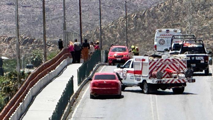 Permanece dos horas colgado de un puente 