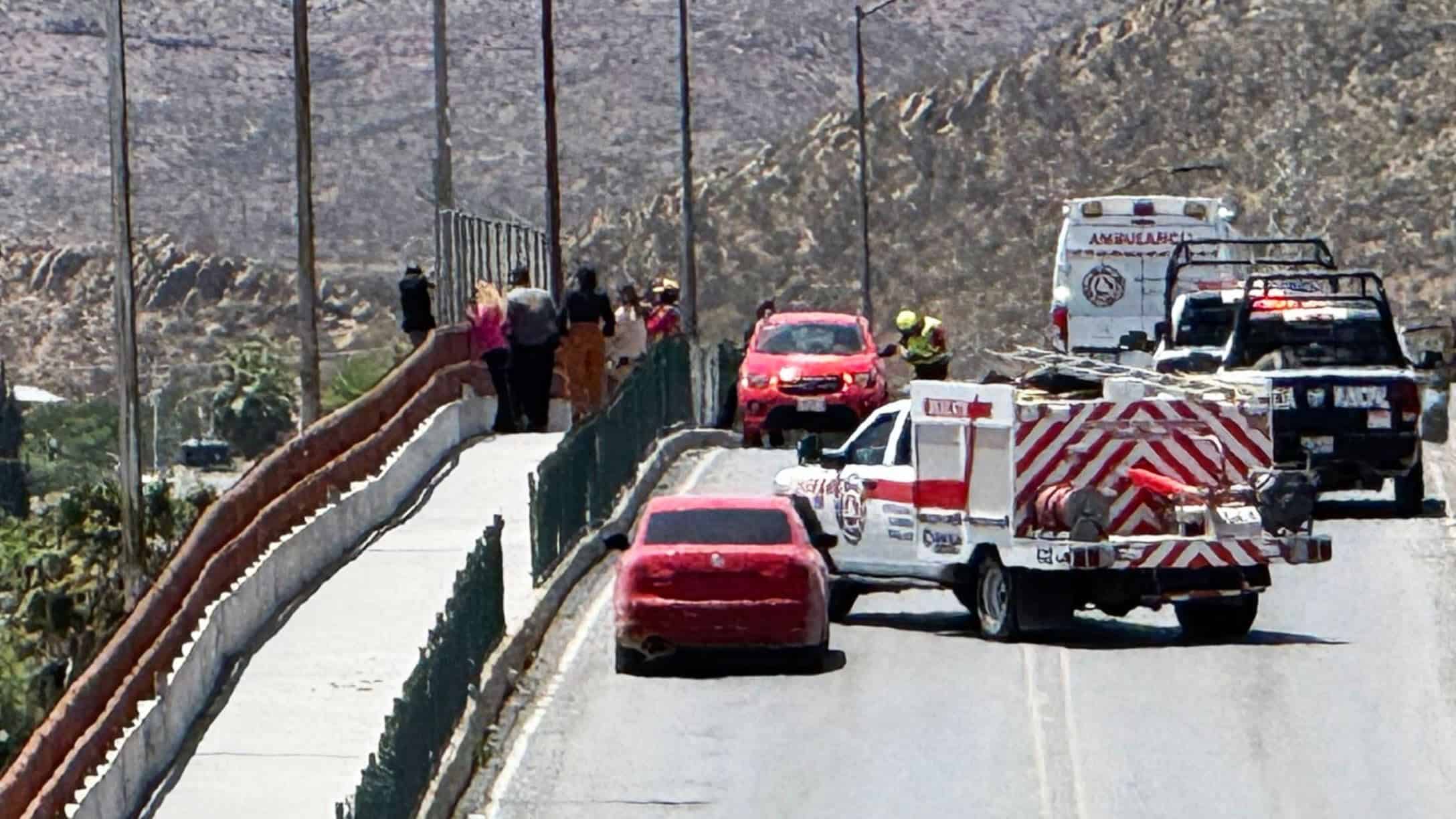 Permanece dos horas colgado de un puente Permanece dos horas colgado de un puente