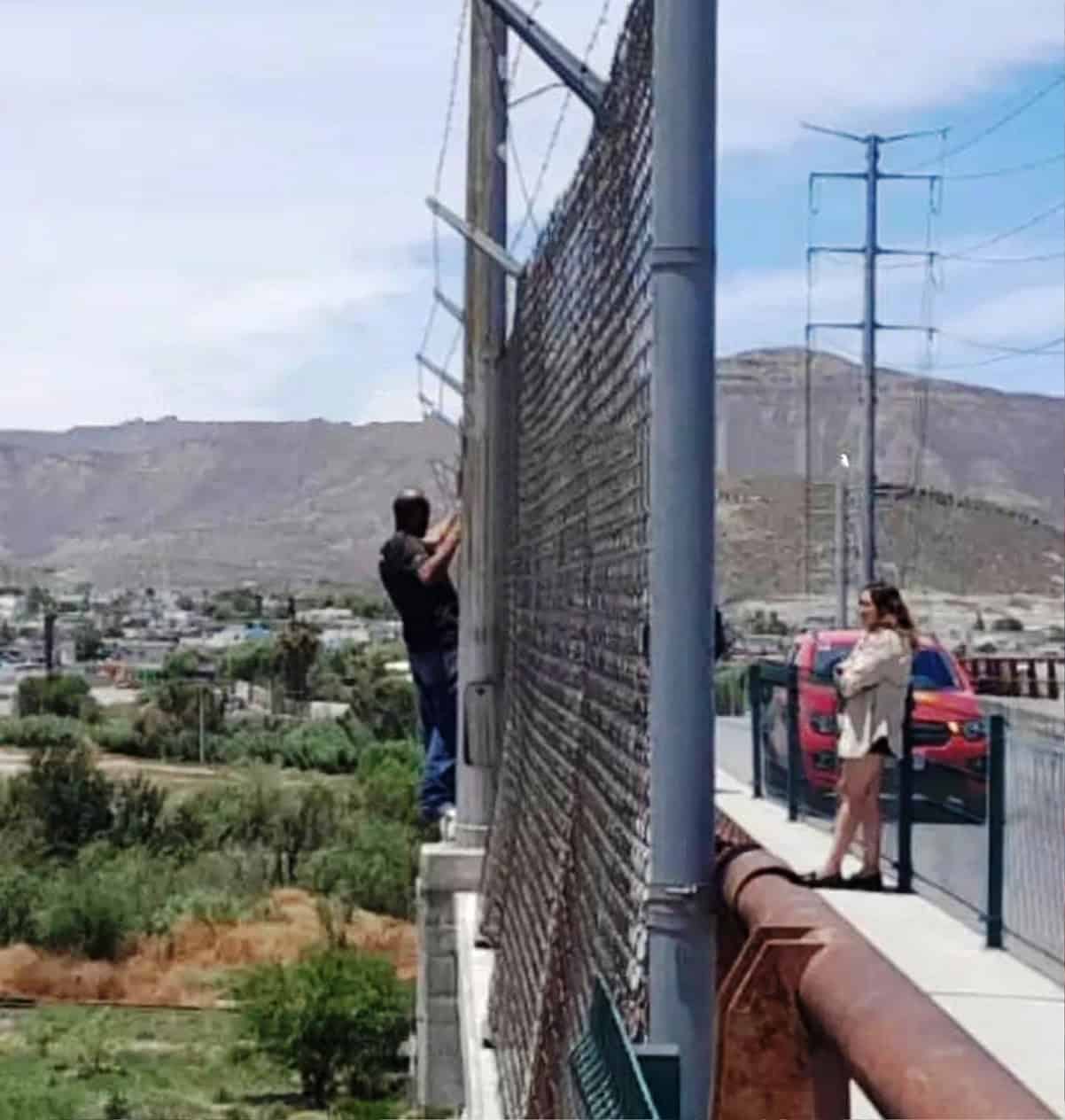 Permanece dos horas colgado de un puente 
