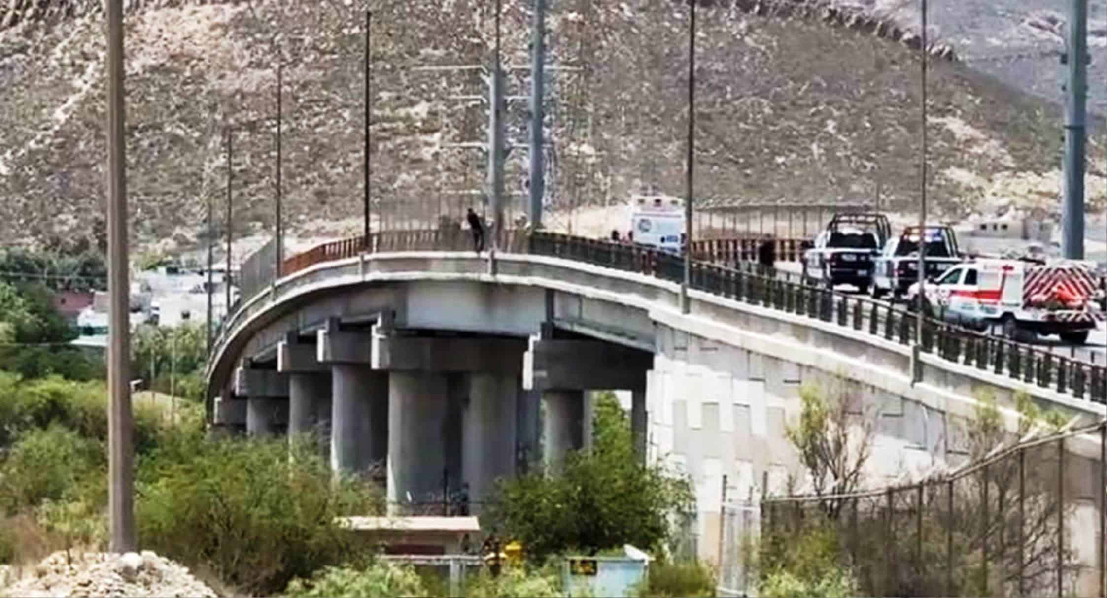 Permanece dos horas colgado de un puente 