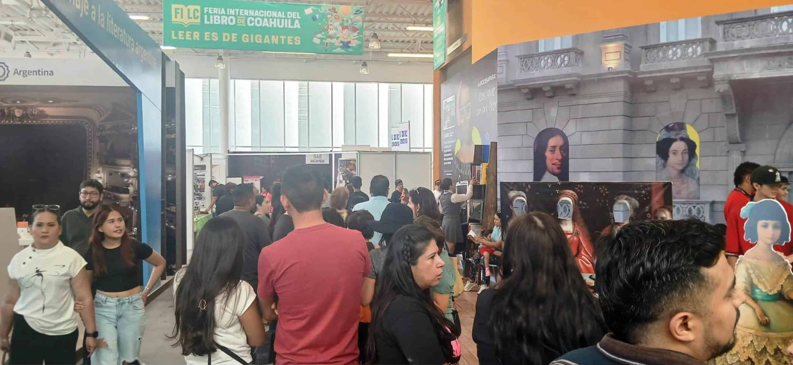 Visitan familias Feria del Libro