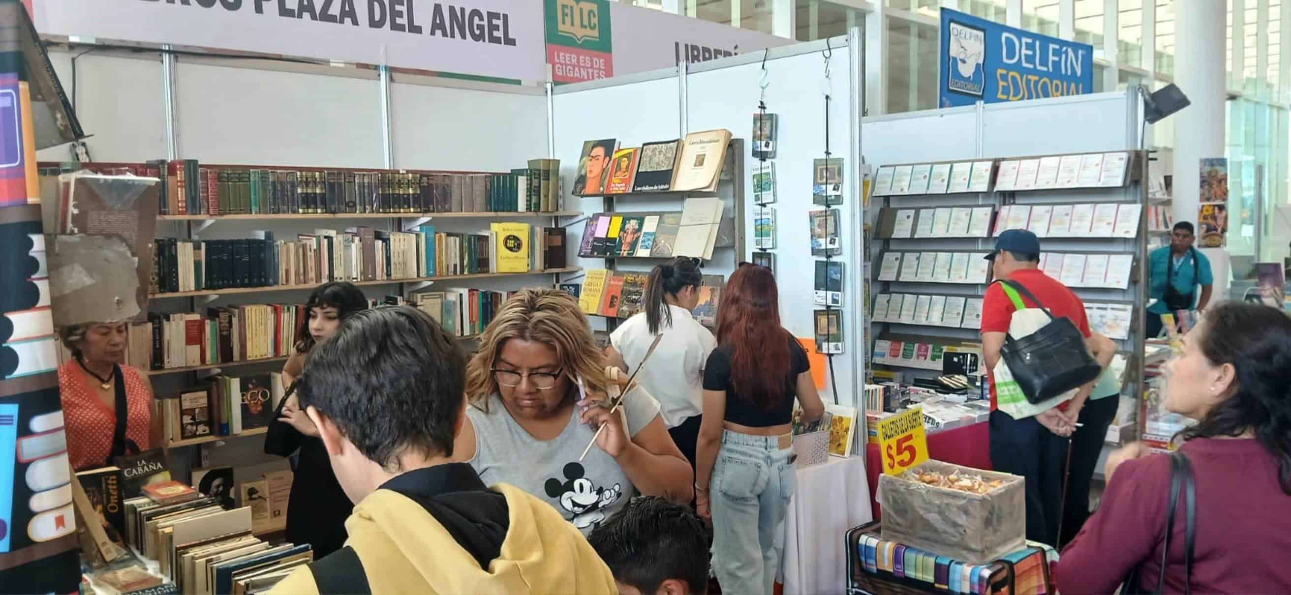 Visitan familias Feria del Libro Visitan familias Feria del Libro