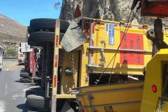 Vuelca tráiler con cajas de shampoo