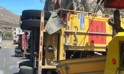 Vuelca tráiler con cajas de shampoo