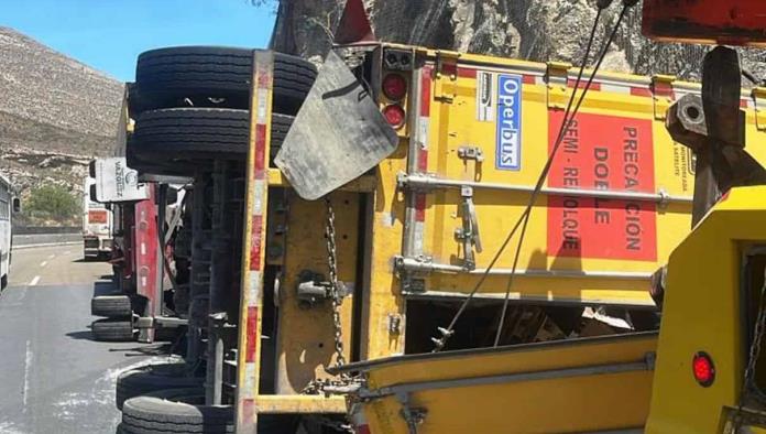 Vuelca tráiler con cajas de shampoo