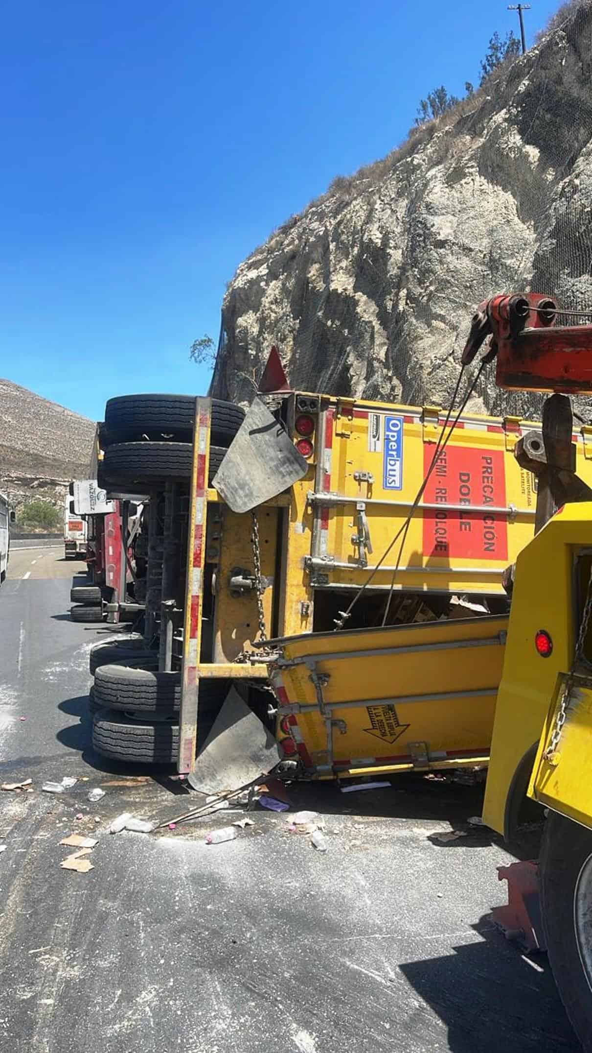 Vuelca tráiler con cajas de shampoo Vuelca tráiler con cajas de shampoo