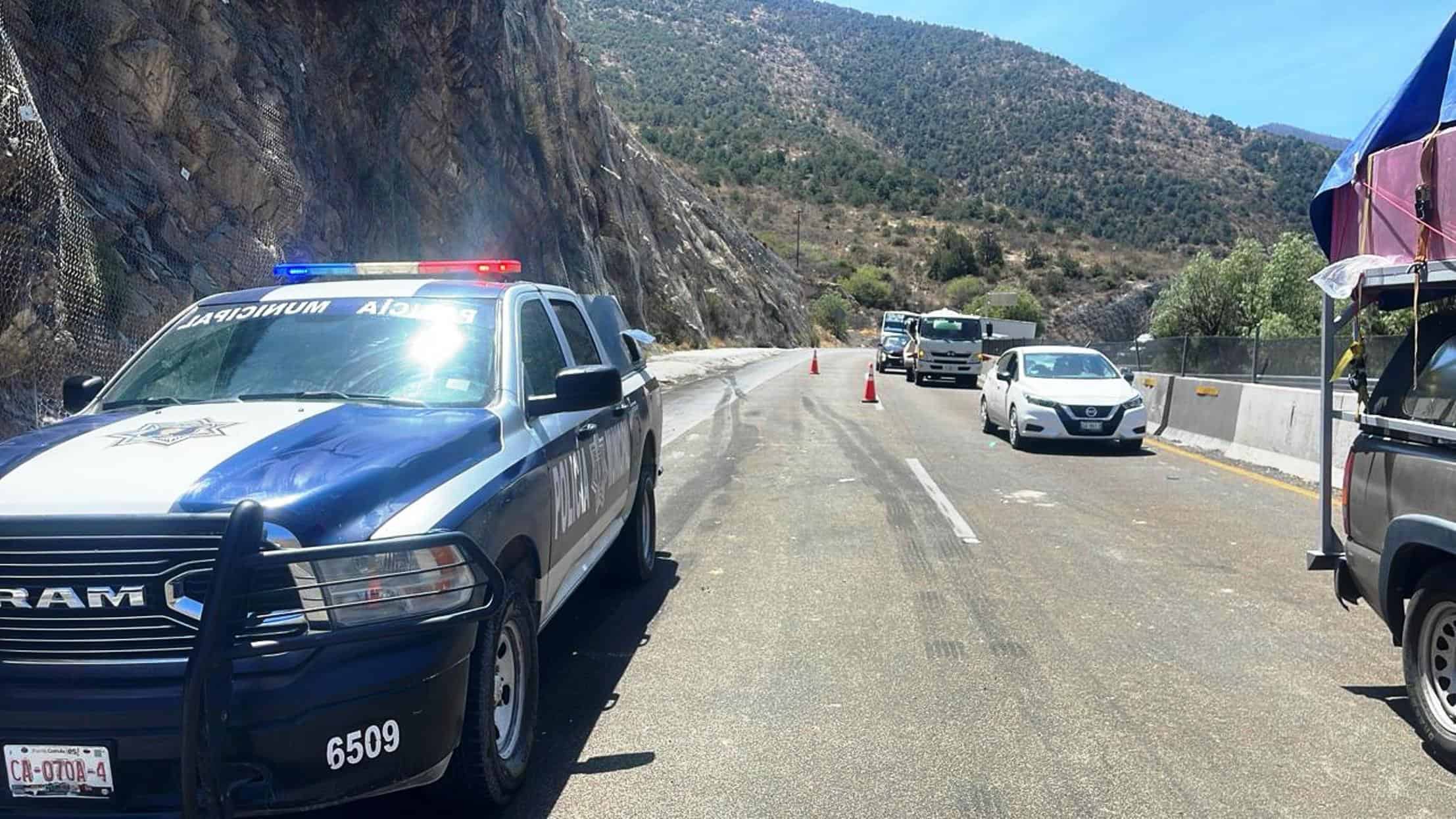 Vuelca tráiler con cajas de shampoo
