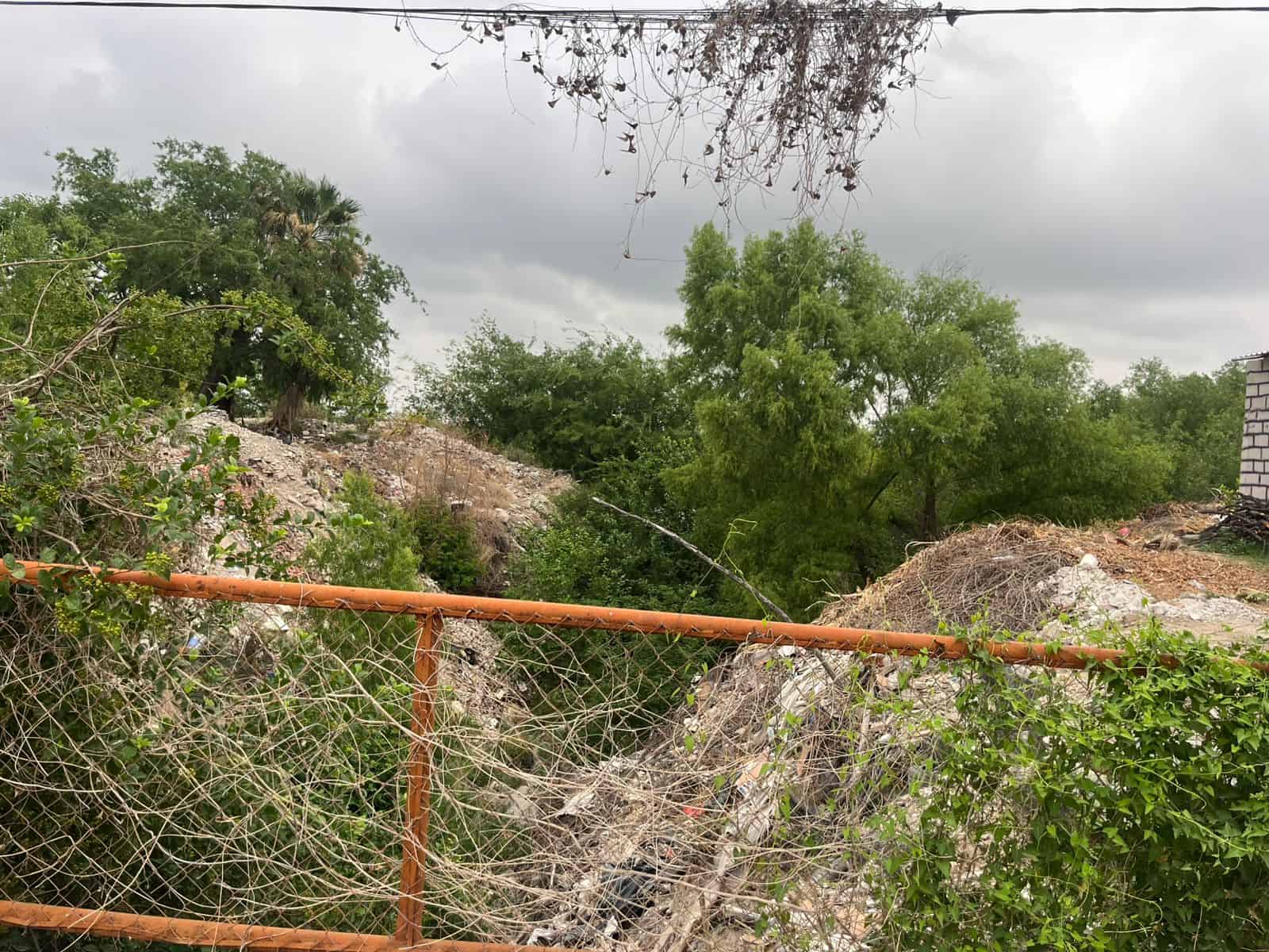 La voz en tu colonia: Vecinos denuncian basurero clandestino junto al panteón de Acuña
