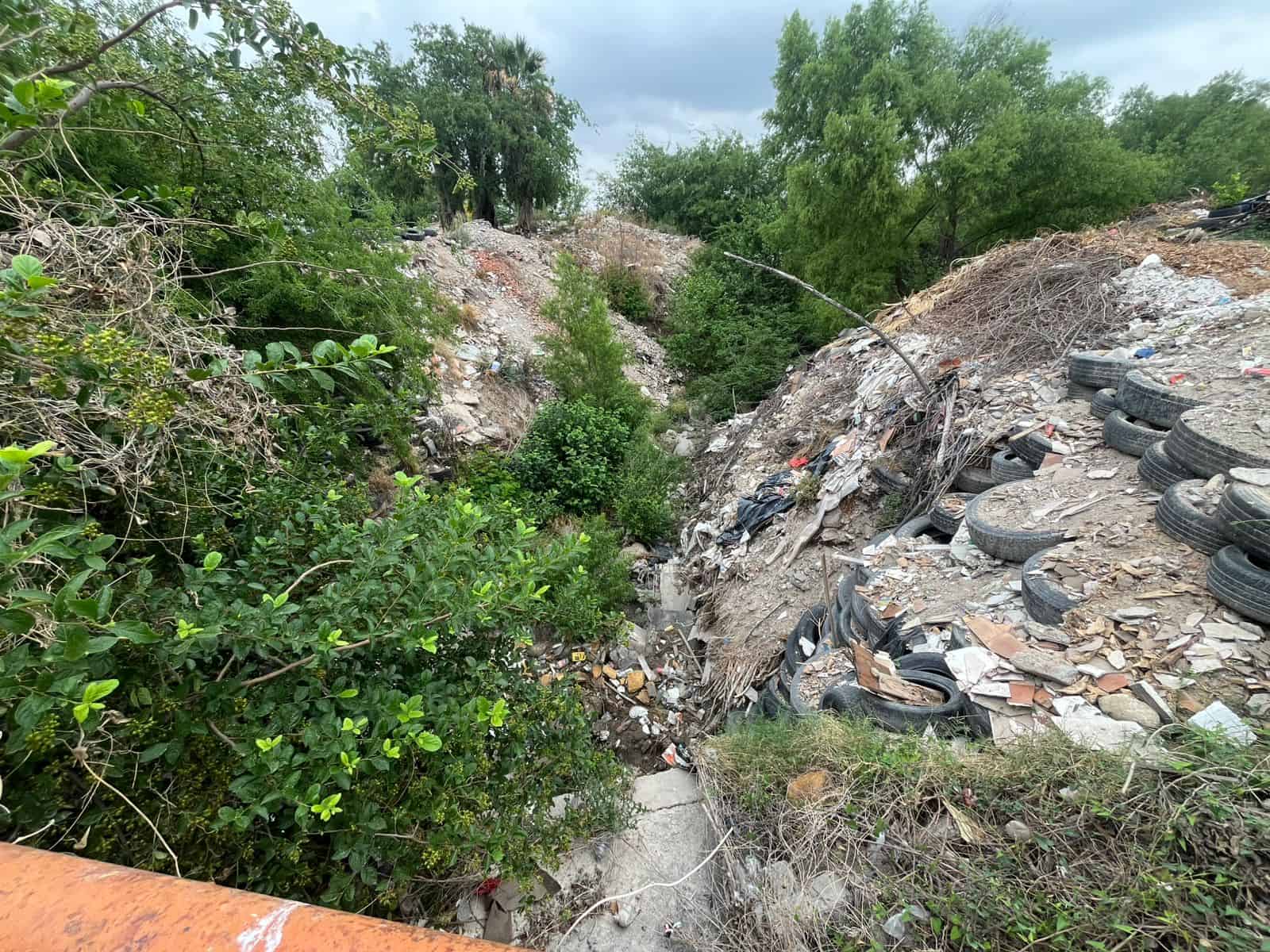 La voz en tu colonia: Vecinos denuncian basurero clandestino junto al panteón de Acuña
