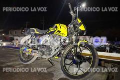 Tumba taxista a pareja de moto