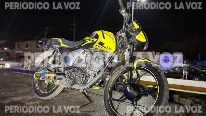 Tumba taxista a pareja de moto