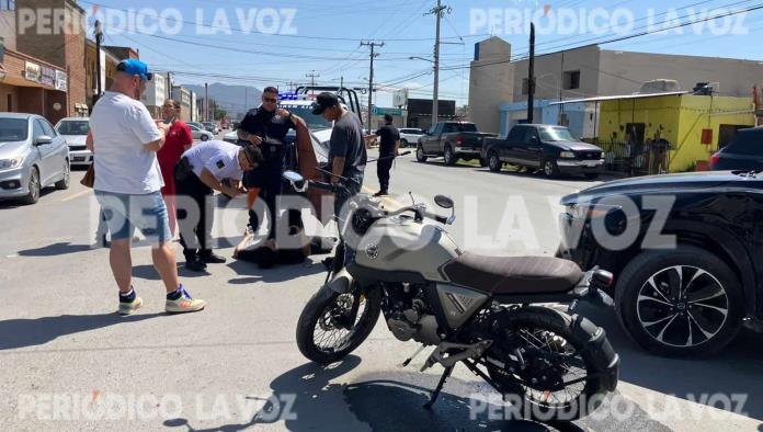Estampa moto en camioneta