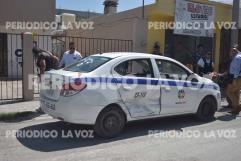 Lesiona a pasajera tras chocar con taxi