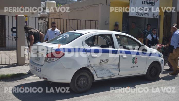 Lesiona a pasajera tras chocar con taxi