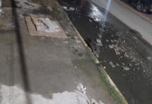 Inundan aguas negras la Santo Domingo