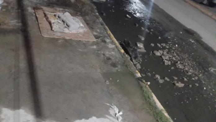 Inundan aguas negras la Santo Domingo