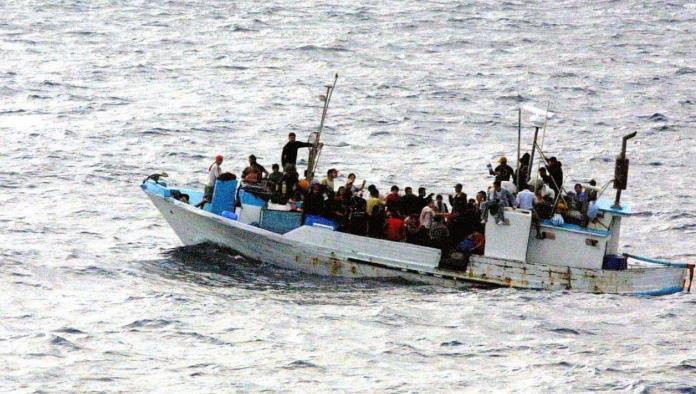 Naufraga lancha con migrantes en San Diego
