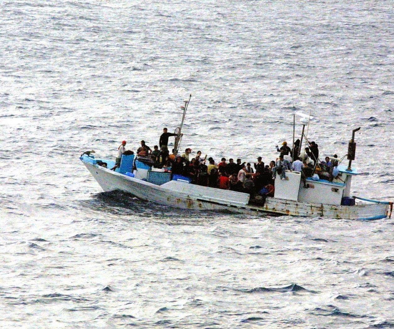 Naufraga lancha con migrantes en San Diego