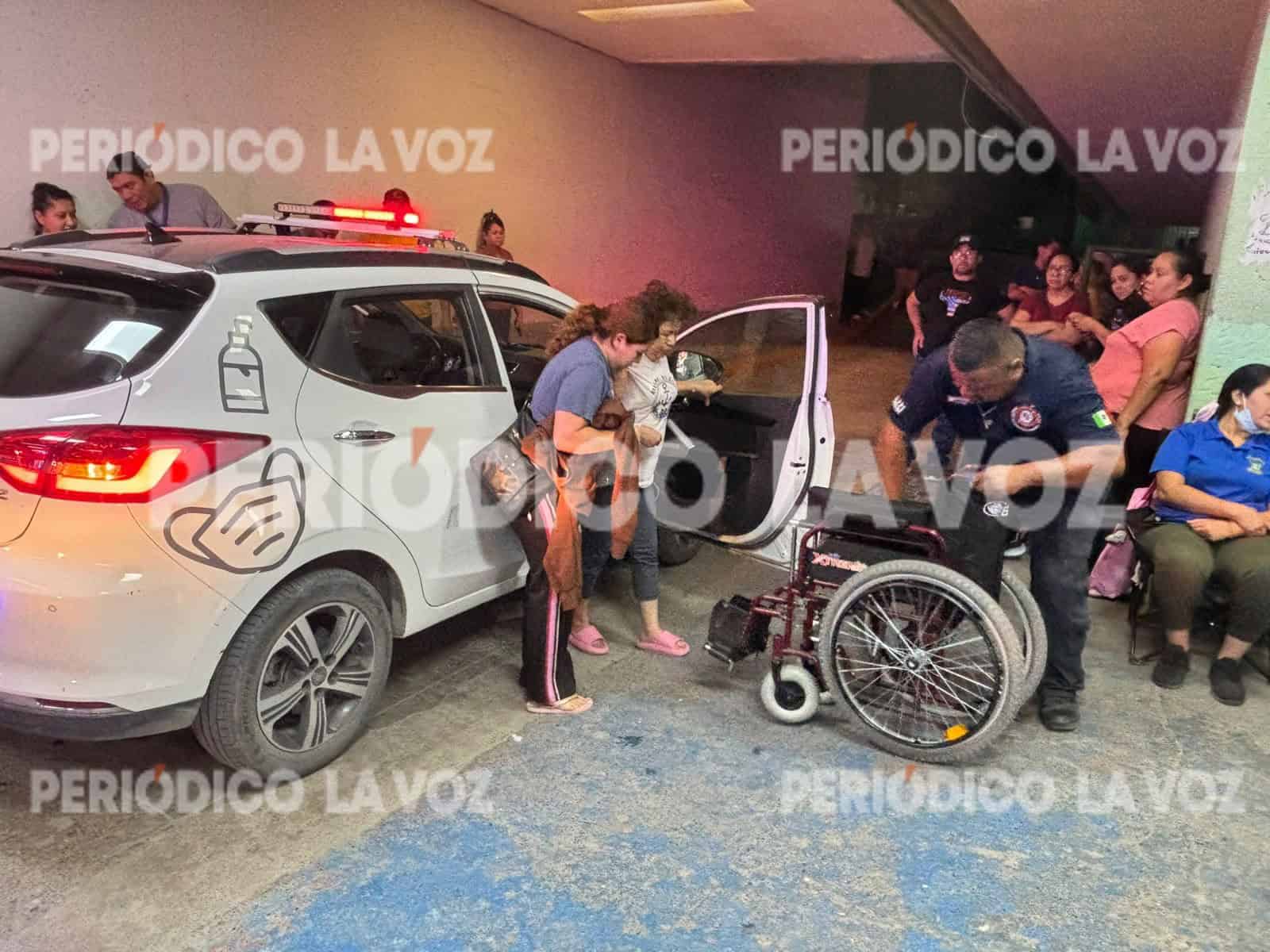 Orfelinda Valadez fue trasladada de urgencia a bordo de una camioneta de Protección Civil, tras agravarse su estado de salud.