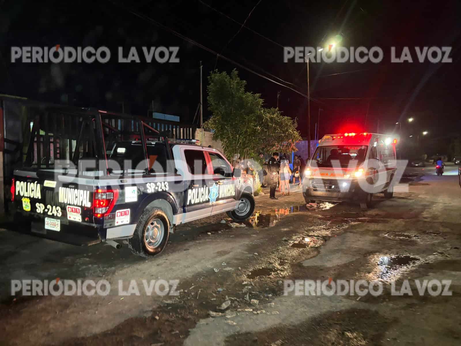 Brayan Aguilar fue auxiliado por paramédicos de la Cruz Roja tras ser golpeado por su propio padre.