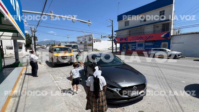 Choca con transporte a familia