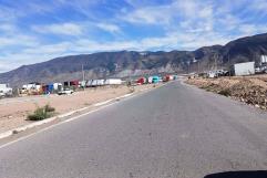 Denuncian venden alcohol clandestino