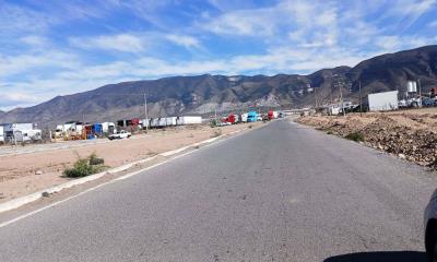 Denuncian venden alcohol clandestino