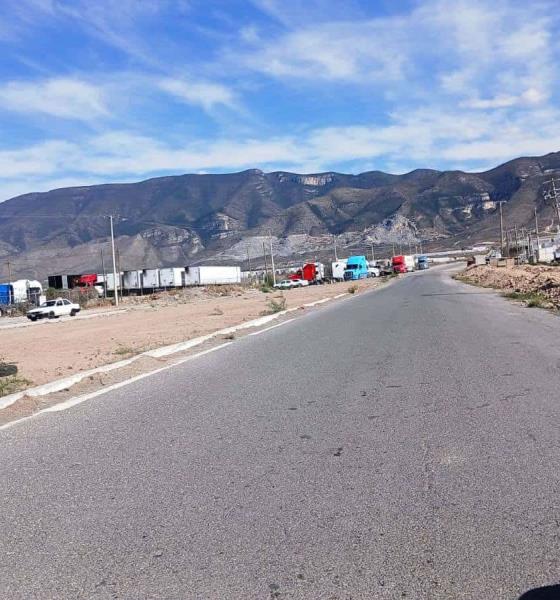 Denuncian venden alcohol clandestino