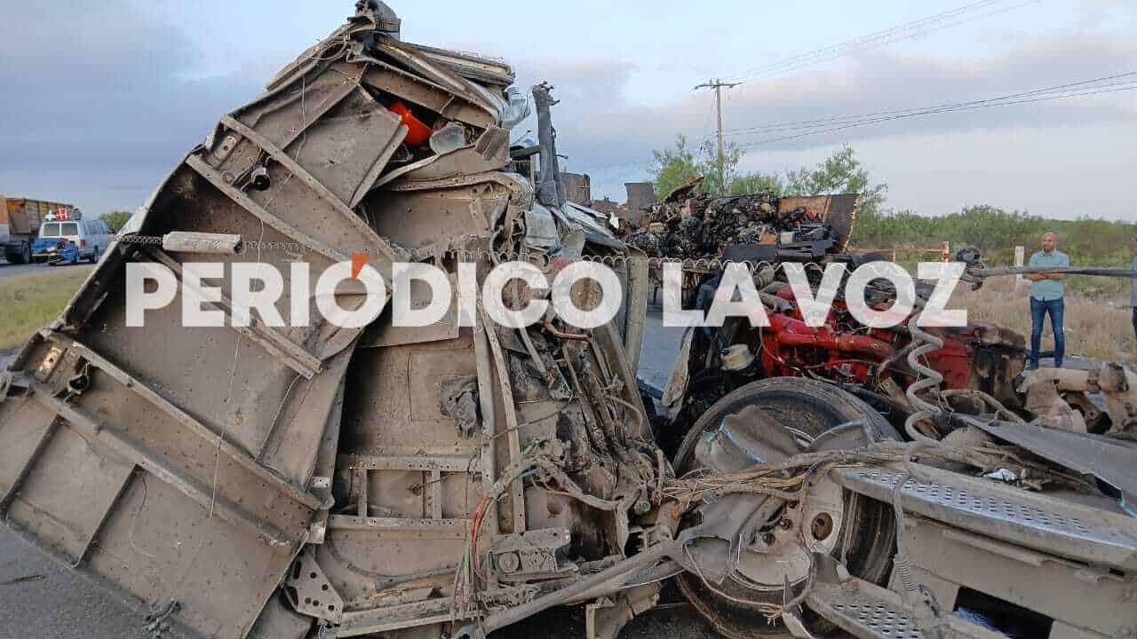Trailero sobrevive de milagro tras chocar contra otra unidad en la 57