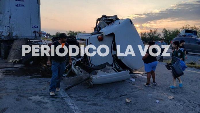 Trailero sobrevive de milagro tras chocar contra otra unidad en la 57